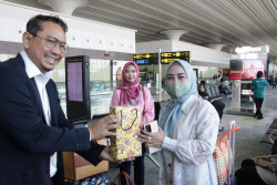 Peringati Hari Ibu, Angkasa Pura I Beri Apresiasi Kepada Penumpang  Perempuan di YIA
