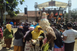 Unik! Warga Priyan Bantul Gelar Kirab Gunungan Kecambah