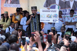 Kampanye, Anies Selalu Bawa Alat Peraga