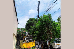 Tak Berizin dan Ganggu Pengguna Jalan, Tower Telekomunikasi Dibongkar