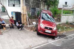 Ban Pecah, Toyota Rush Terguling di Tikungan Ringroad Selatan
