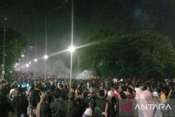 Detik-detik Pergantian Tahun 2024 di Kota Palembang, Masyarakat Penuhi Jembatan Ampera