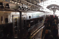Libur Telah Usai, Puluhan Ribu Penumpang Padati Stasiun Tugu Hari Ini