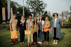 Pengunjung Pertama Candi Prambanan di 2024 Diajak Bertanam Pohon