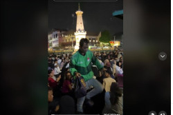 Viral Ojol Susah Payah Antarkan Makanan di Tengah Lautan Manusia Rayakan Malam Tahun Baru di Tugu Jogja