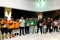 Kerja Keras saat Libur Nataru, Petugas Kebersihan Kota Jogja Dapat Beras dan Minyak dari Pemkot
