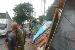 Angin Ribut Porak-porandakan Klaten, 40 Warung Ambruk Reklame Bertumbangan