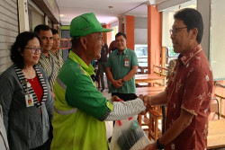 Setelah Petugas Kebersihan, Kini Giliran Juru Parkir Dapat Sembako dari Pemkot