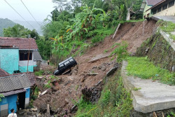 Tanah Longsor di Kulonprogo Seret Mobil & Rusak Rumah, Belasan Orang Mengungsi