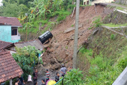 Tak Hanya Seret Mobil, Longsor Kulonprogo Menimbun Vario dan MX King