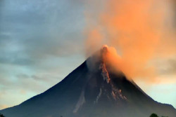 Gunung Merapi Keluarkan Awan Panas ke Kali Boyong Pagi Ini
