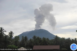 Gunung Ibu Erupsi, Lontarkan Abu Setinggi 1000 Meter