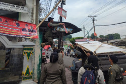 Melanggar! Satpol PP Kota Jogja Kembali Tertibkan Ribuan Alat Peraga Kampanye
