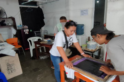 Relawan Ganjar-Mahfud Buka Posko Sablon Kaus Gratis di Jogja, Ini Foto-fotonya