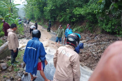 Penambang Tak Lakukan Reklamasi, Area Bekas Tambang Longsor dan Putus Akses Jalan