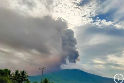 Gunung Lewotobi Laki-laki Lontarkan Abu Setinggi 2 Kilometer