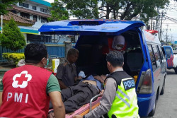 Hindari Lubang di Jalan Parangtritis, Pengendara Motor Alami Patah Jari Tangan