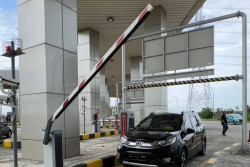 Perhatian, Kini Kendaraan Keluar Masuk Bandara YIA Bayar Parkir Wajib Pakai E-Money