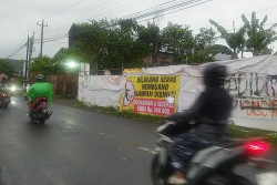 Banner Pelarangan Pembuangan Sampah Liar di Bantul Tidak Efektif