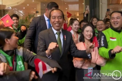 Kunker ke Vietnam, Jokowi Joget Bersama WNI dan Ojol di Hanoi