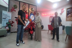 Telkomsel Menyerahkan 2 Hadiah Sepeda Motor kepada Pelanggan yang Beruntung