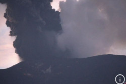 Minggu Pagi Ini, Gunung Marapi Kembali Erupsi, Suara Dentuman Cukup Keras