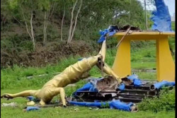 Patung Voli di Kawasan Pantai Sepanjang Ambruk, Ternyata Ini Penyebabnya