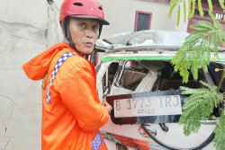 Oleng Saat Hujan, Mobil Tabrak Pagar Rumah Warga
