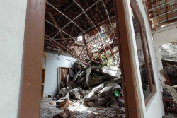 Talut Setinggi 3 Meter Ambrol Timpa Bangunan Kampus di Mlati, Begini Kondisinya