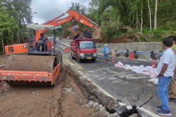 Baru Empat Hari Diresmikan, Jalan Tawang-Ngalang Ambles
