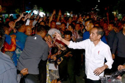 Jokowi Bagikan Kaus dan Perlengkapan Balita di Salatiga