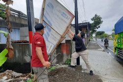 Ribuan APK Melanggar Aturan Ditertibkan Satpol PP dan Bawaslu Purworejo