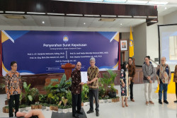 Anak Bakul Bubur Jadi Guru Besar di Universitas Atma Jaya