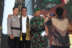 Mentan Amran Berikan Traktor ke Babinkamtibmas Tirtosari
