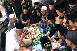 Datangi Pondok Pesantren An Nur, Ngrukem, Ganjar Suapi Santri Saat Dahar Kembul