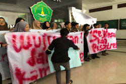 Kunjungi Ponpes An Nur Ngrukem, Mahasiswa IIQ Minta Ganjar Perhatikan Nasib Santri