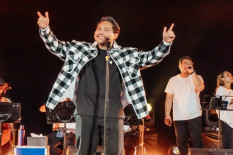 Lirik dan Terjemahan Lagu Sanes dari Guyon Waton