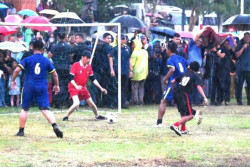 Bermain Sepak Bola di Lapangan Gamplong Sleman, Tim Jokowi Kalah dengan Skor 2-1