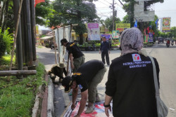 Bawaslu dan Satpol PP Sleman Tertibkan Ratusan Alat Peraga Kampanye