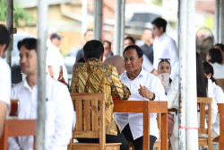 Antusias Ratusan Warga Jateng Lihat Jokowi dan Prabowo Makan Bakso Bareng: Semoga Tetap Merakyat