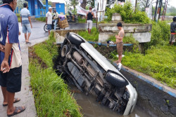Tak Bisa Menguasai Laju Kendaraan, Toyota Innova Nyemplung di Selokan di Bantul