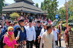 Masuki Masa Pensiun, Harda Kiswaya Diarak Ribuan Pendukung ke Rumahnya di Godean