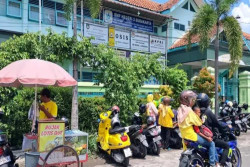 Lapangan Depan Sekolah Dipakai Kampanye, Ratusan Siswa SMP di Solo Ini Terpaksa Belajar di Rumah