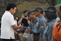 Jaga Kesehatan KPPS Jelang Pemilu, Pemkot Jogja Bagikan Madu dan Multivitamin