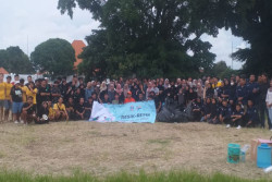 Ratusan Generasi Z dan Milenial Bersihkan Sampah di Alun-Alun Selatan Jogja