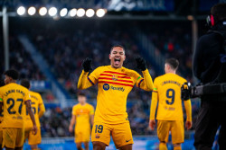 Diwarnai Kartu Merah, 10 Pemain Barcelona Bekuk Deportivo Alaves 3-1