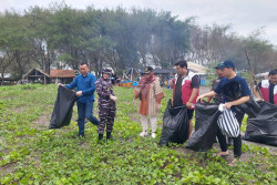 Bersih-Bersih Pantai Congot, Pemkab Kulonprogo Kembangkan Sport Tourism