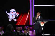 Pendukung Ganjar Nyanyikan Yel, Anies Acungkan Jempol