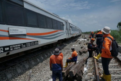 Rel Terendam Banjir di Grobogan Sudah Bisa Dilewati Kereta Api dengan Kecepatan Terbatas