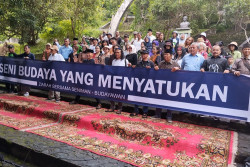 Ratusan Seniman Budayawan Hadiri Haul Ke-99 Saptohoedojo di Makam Giri Sapto
